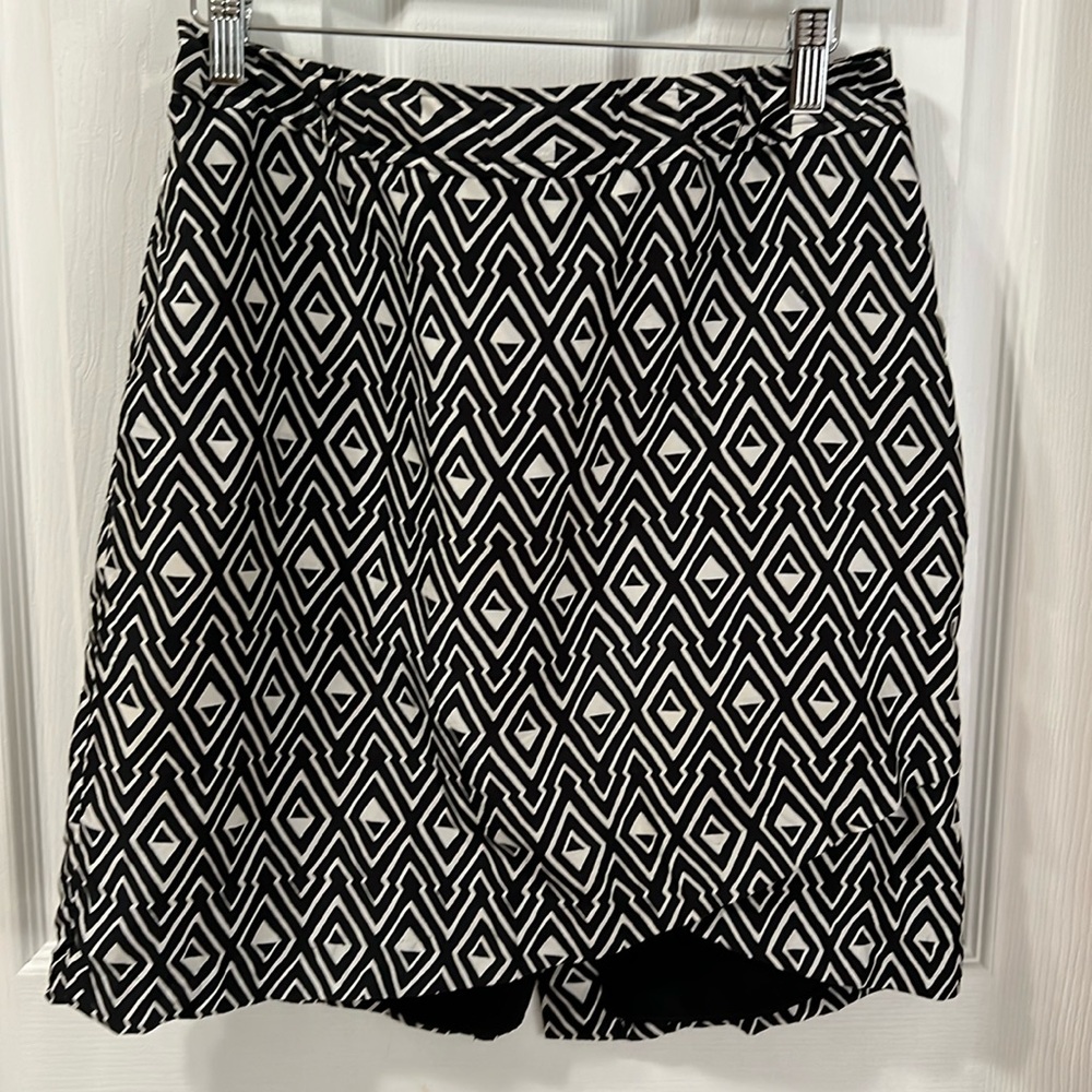 White House Black Market 100% silk black and white skirt in size 8